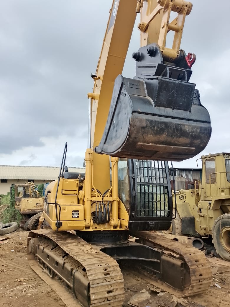Une pelle importée 320 C caterpillar