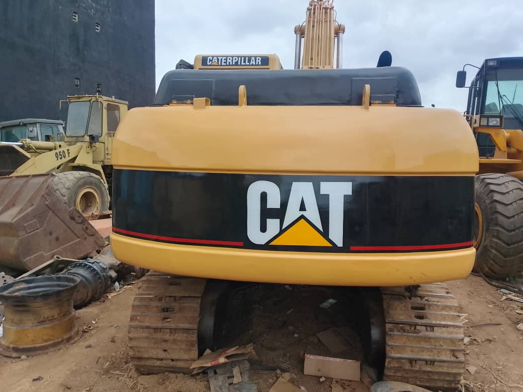 Une pelle importée 320 C caterpillar